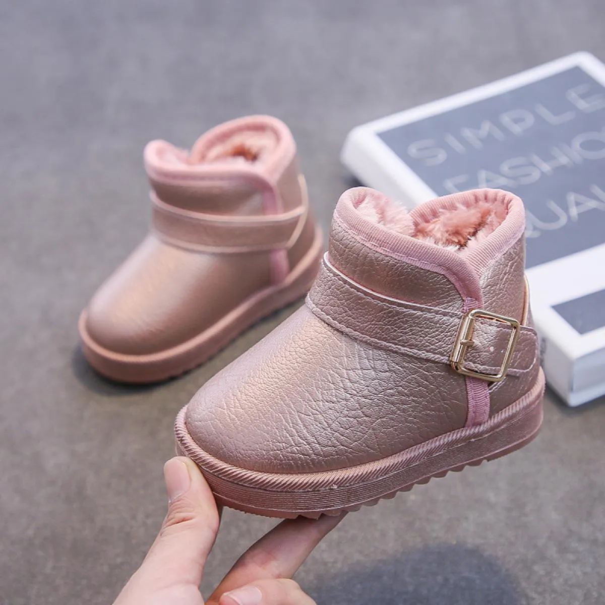 2022 Ultimi stivali da neve per bambini antiscivolo Stivali invernali per bambini in peluche super spessi Scarpe con plateau con