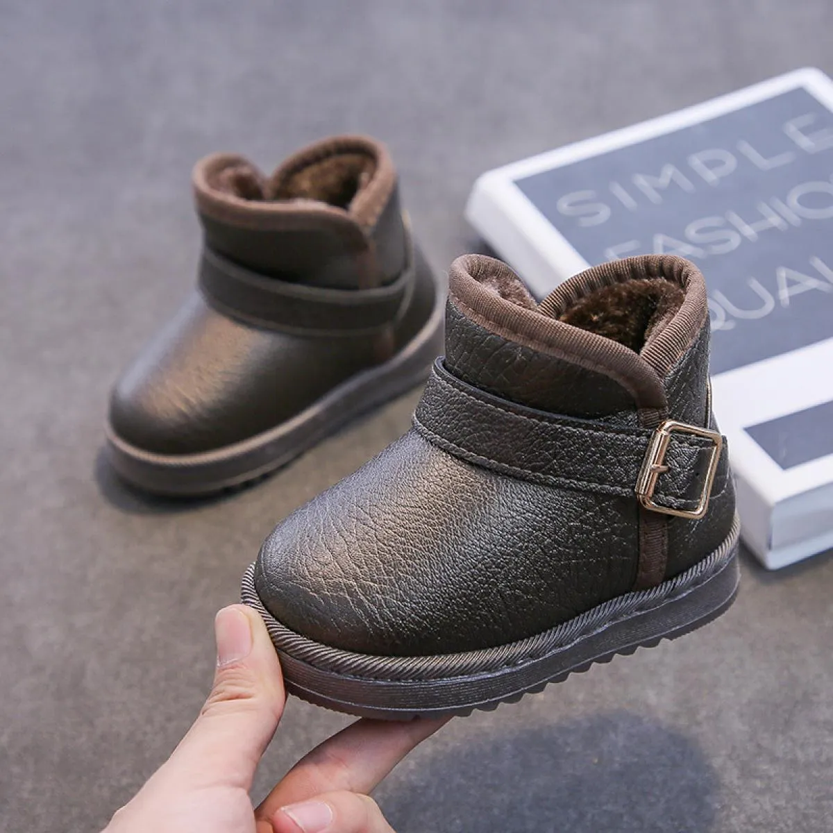 2022 Ultimi stivali da neve per bambini antiscivolo Stivali invernali per bambini in peluche super spessi Scarpe con plateau con