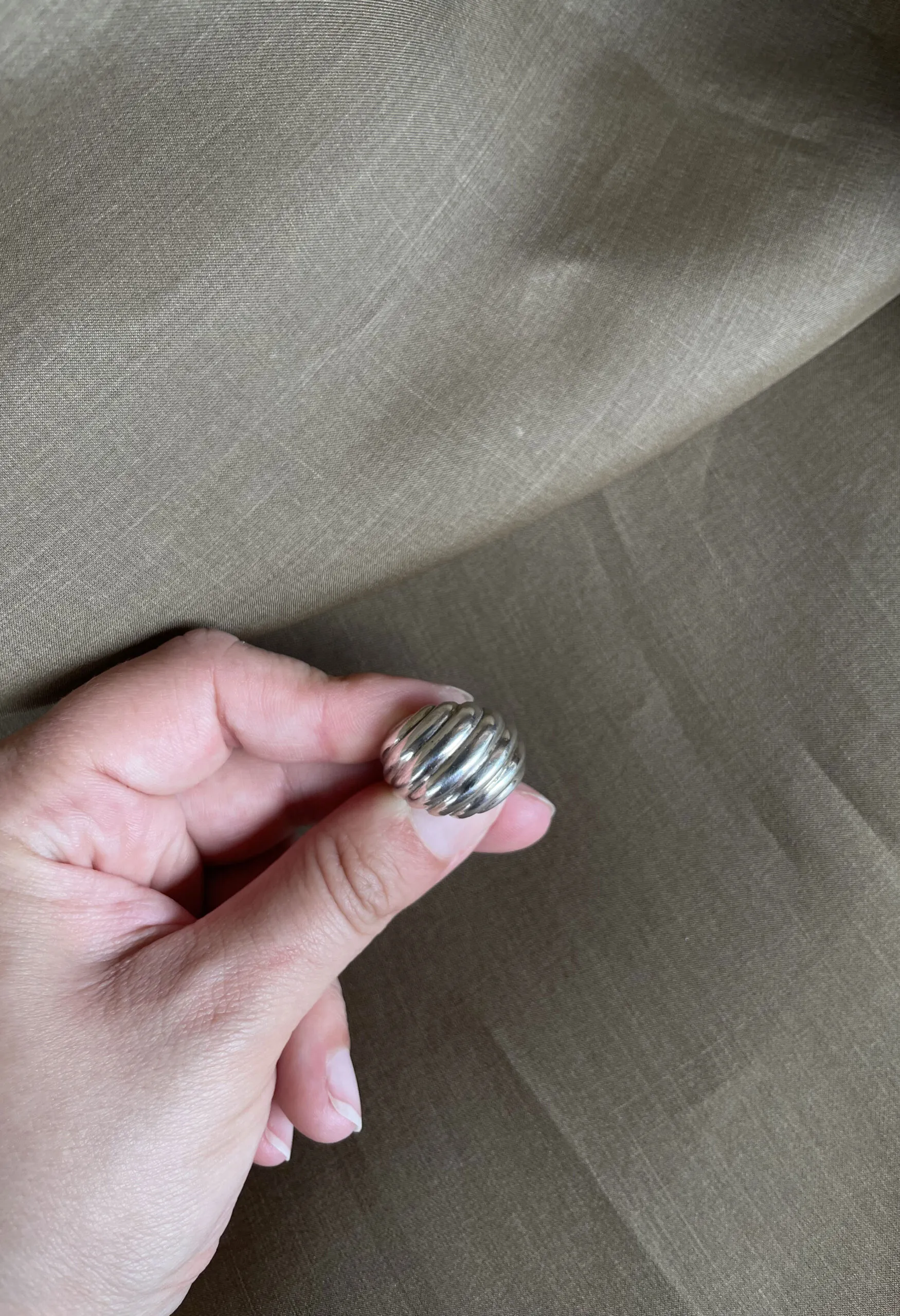 Anello bombato lavorato in argento vintage anni ’70