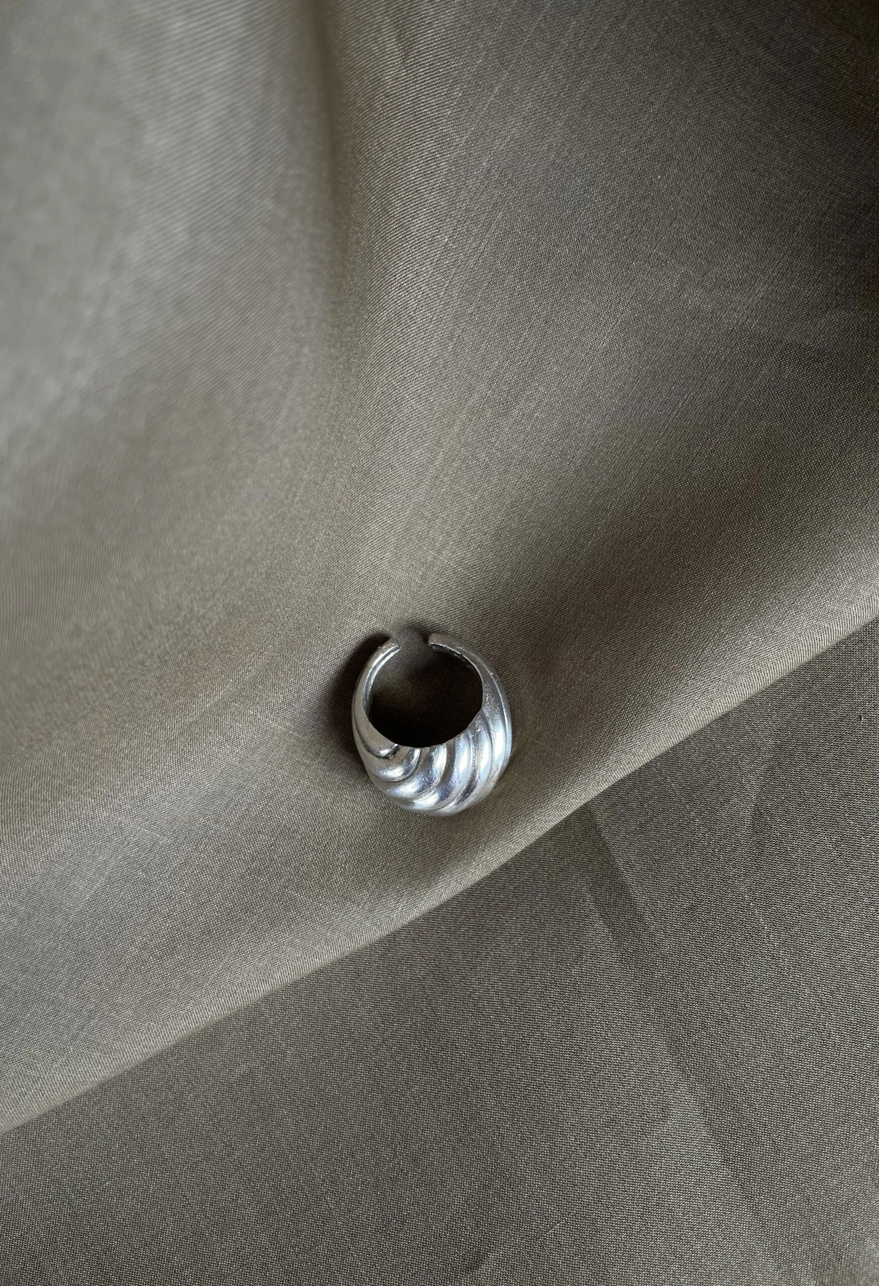 Anello bombato lavorato in argento vintage anni ’70