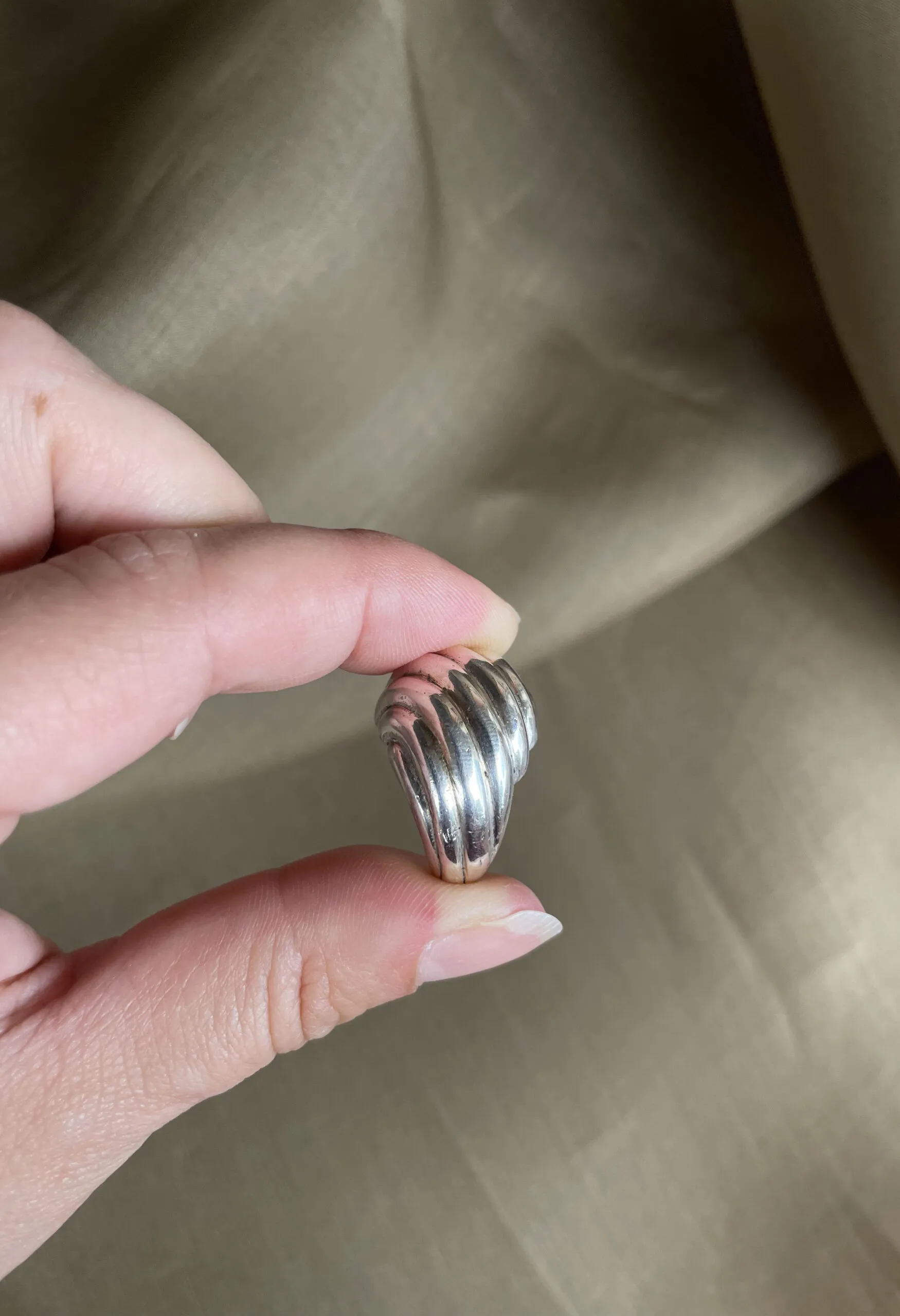 Anello bombato lavorato in argento vintage anni ’70