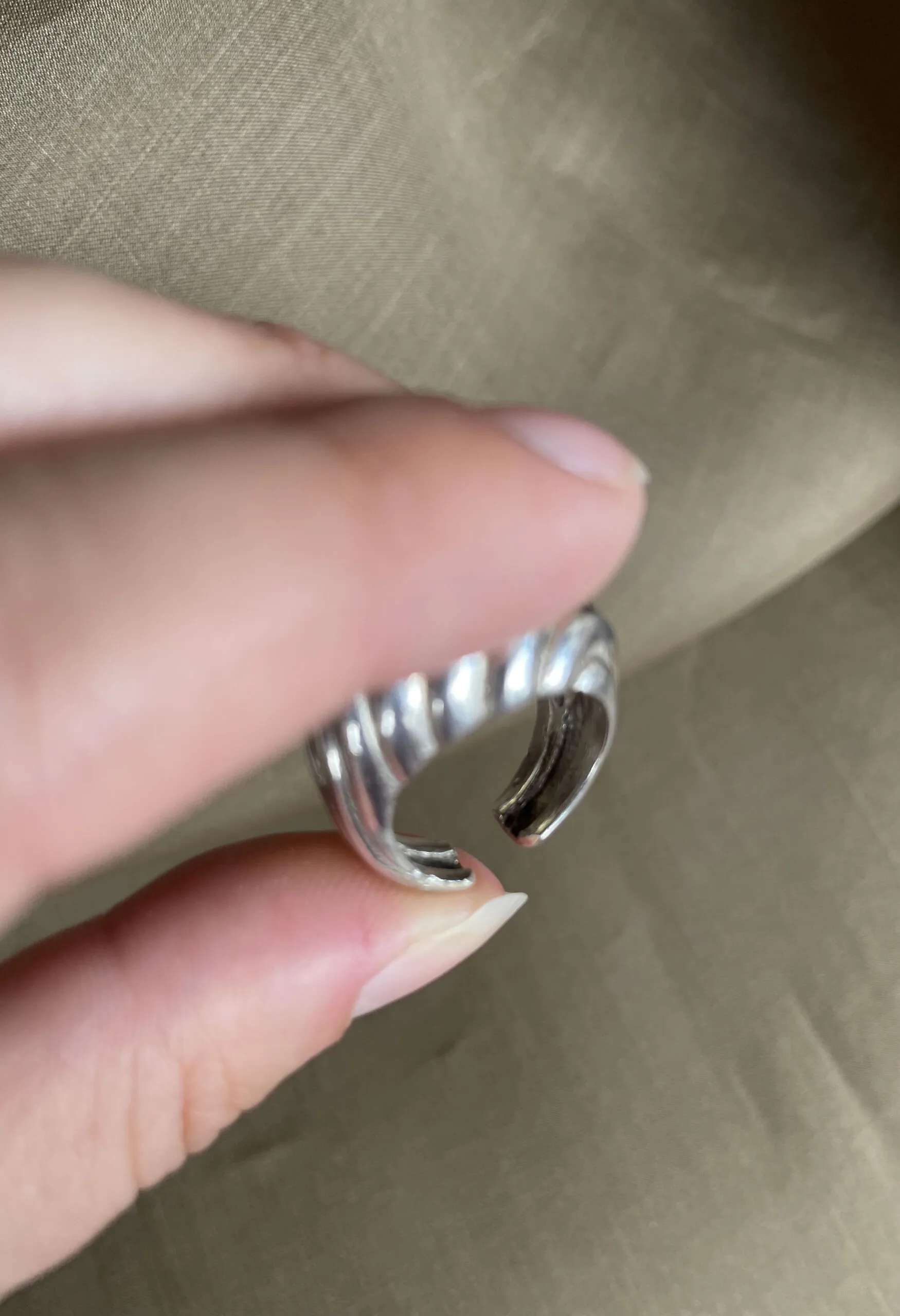Anello bombato lavorato in argento vintage anni ’70