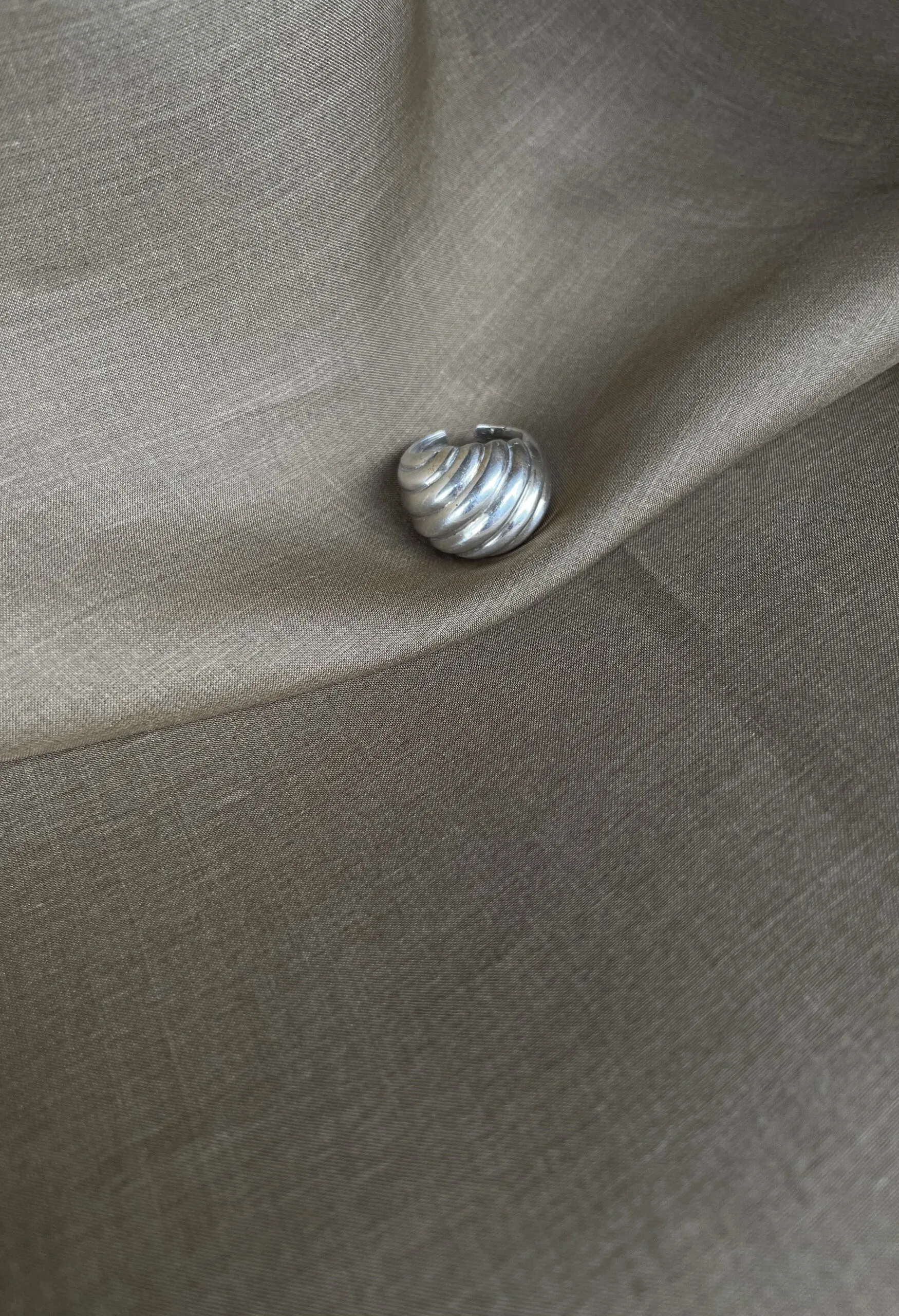 Anello bombato lavorato in argento vintage anni ’70