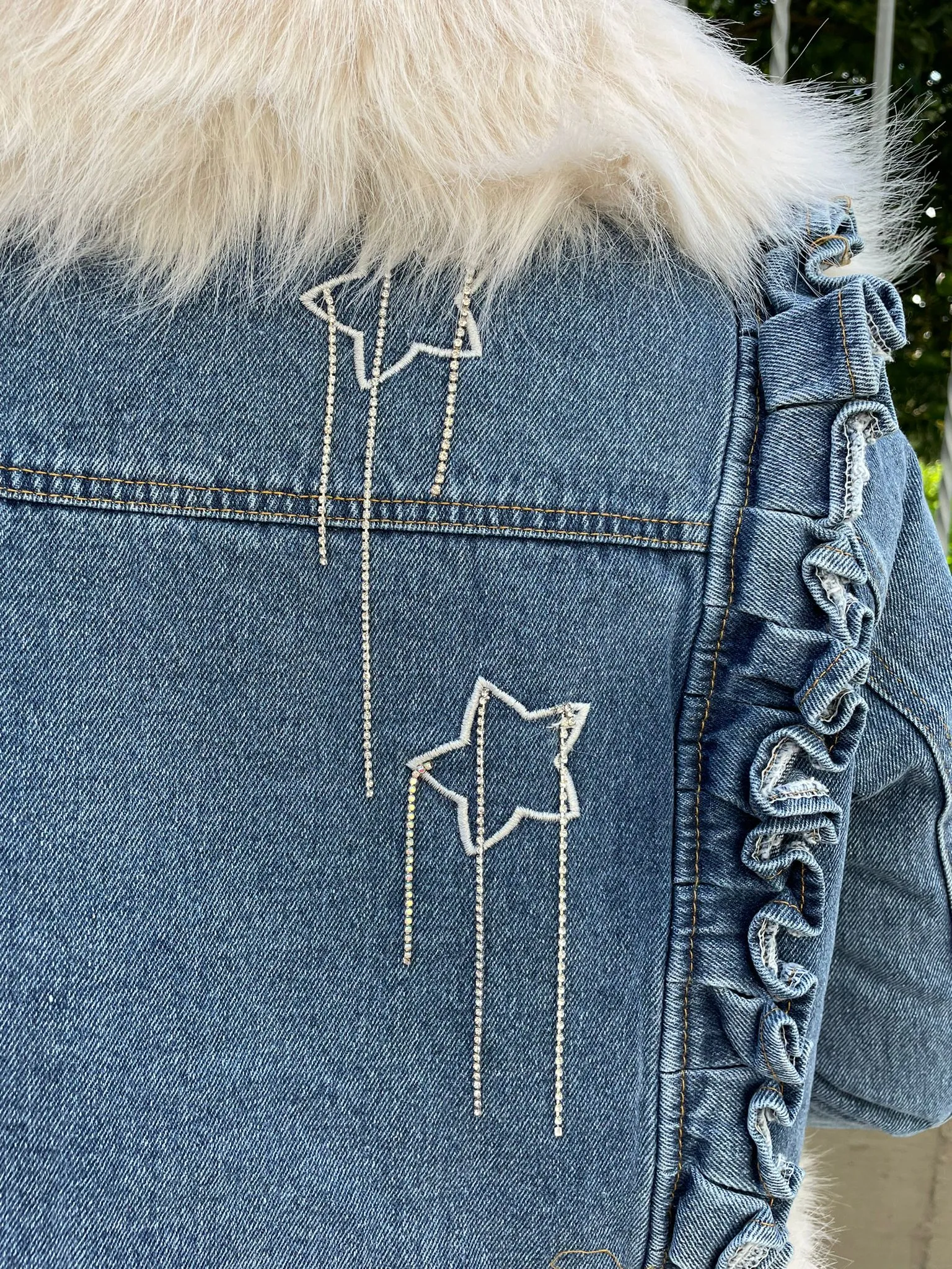 Giubbino di jeans foderato con eco pelliccia
