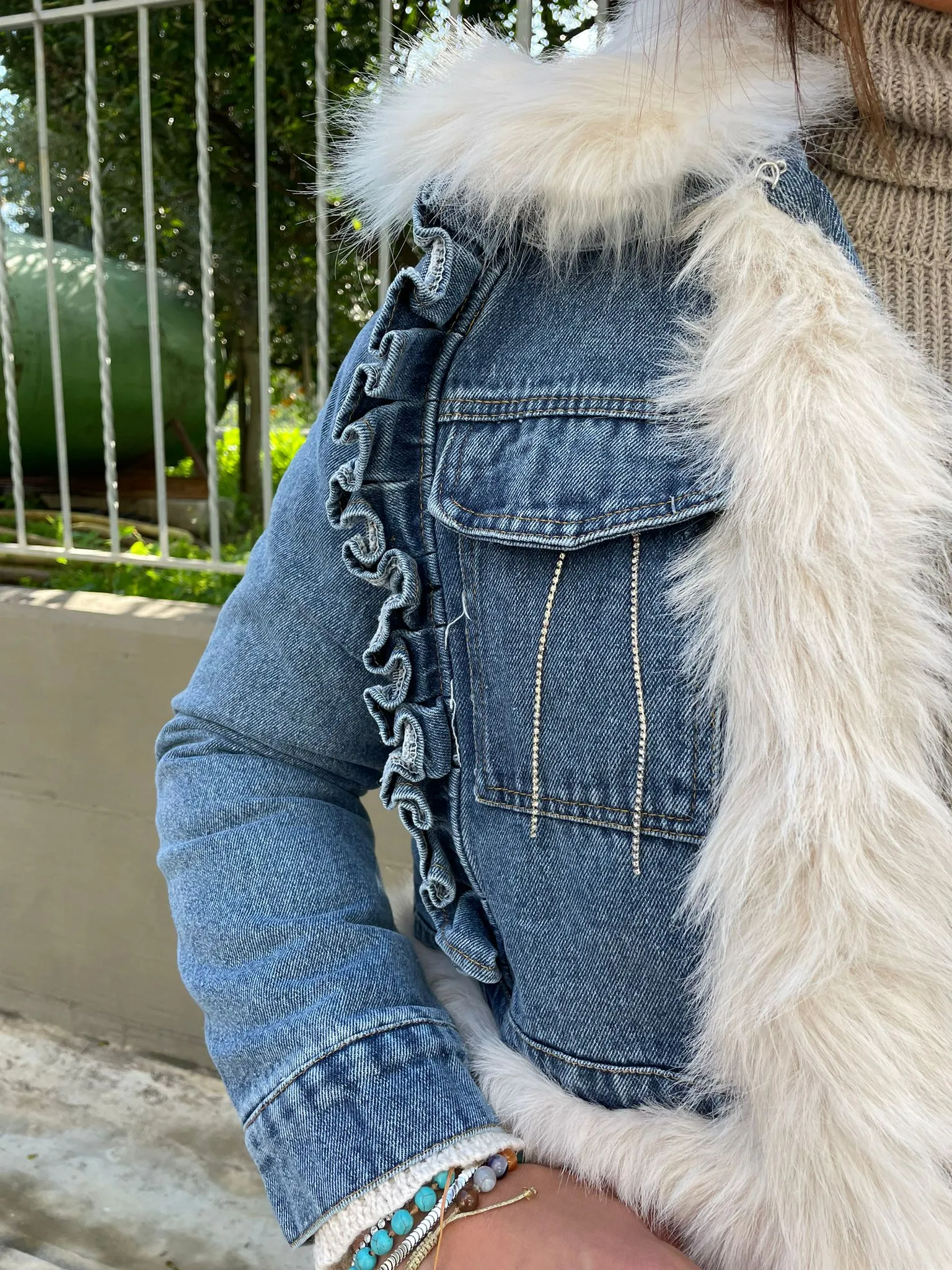 Giubbino di jeans foderato con eco pelliccia