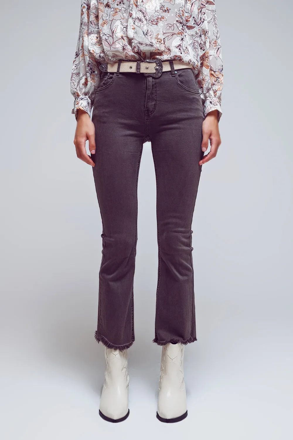Jeans a zampa con bordo orlato grezzo in grigio scuro