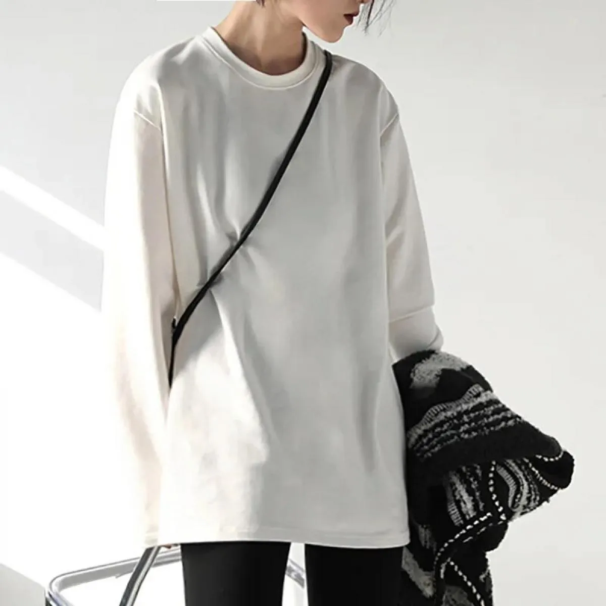 Maglietta a maniche lunghe allentata tinta unita da donna primavera autunno O collo camicia basic con fondo superiore maglietta