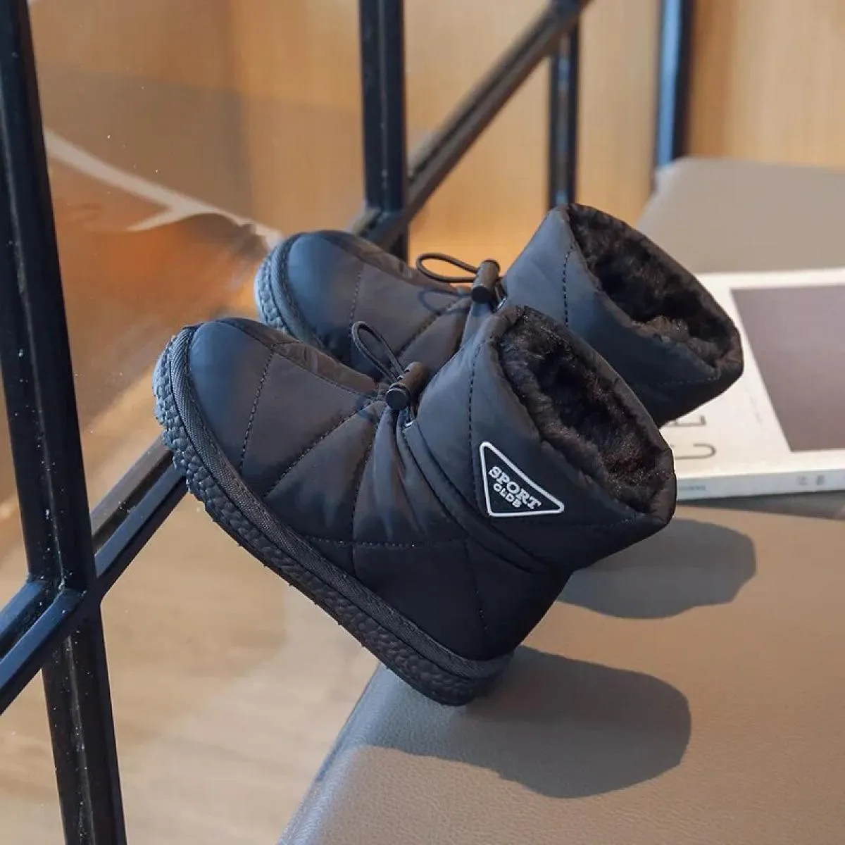 Nuovi stivali da neve per ragazzi invernali 2024 scarpe di cotone calde per bambini con stivali impermeabili in cashmere spesso