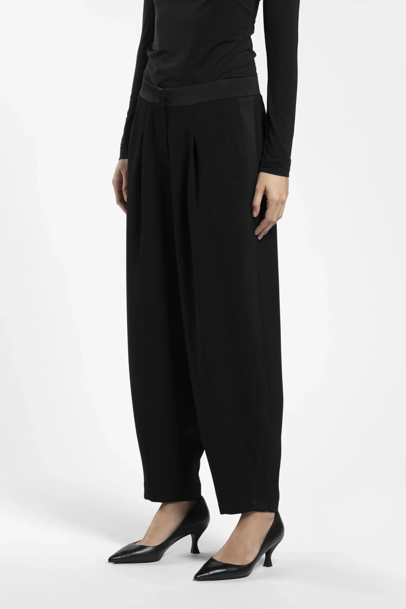 Pantaloni in crepe satin con bande laterali