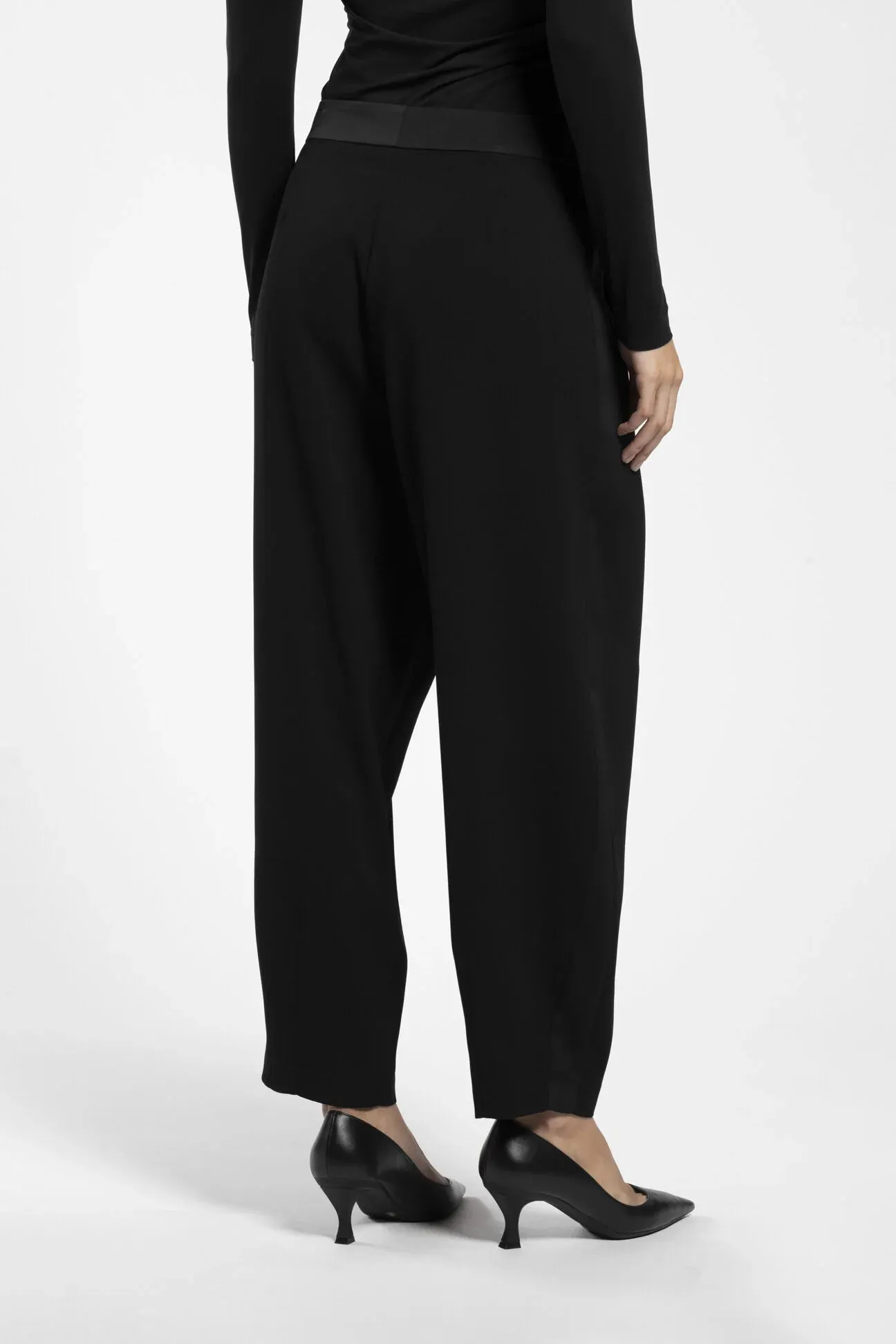 Pantaloni in crepe satin con bande laterali
