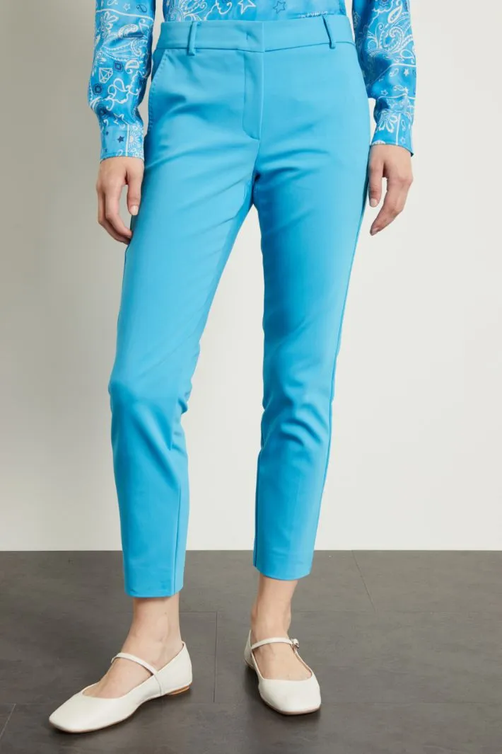 Pantaloni rifiniti a puntino