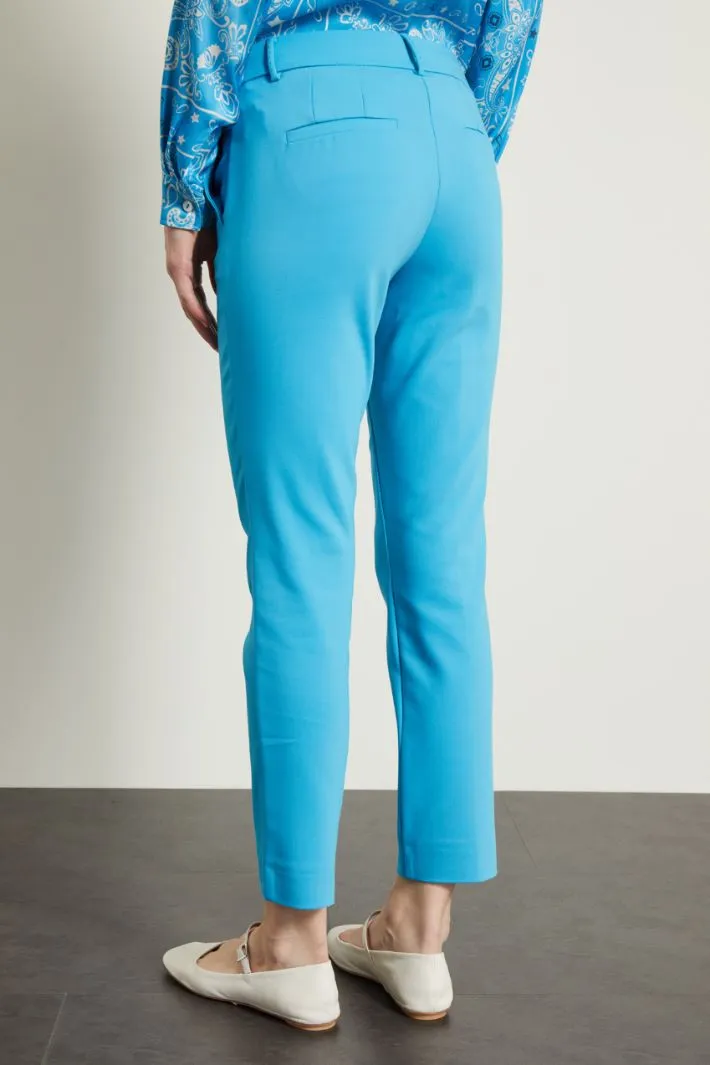 Pantaloni rifiniti a puntino