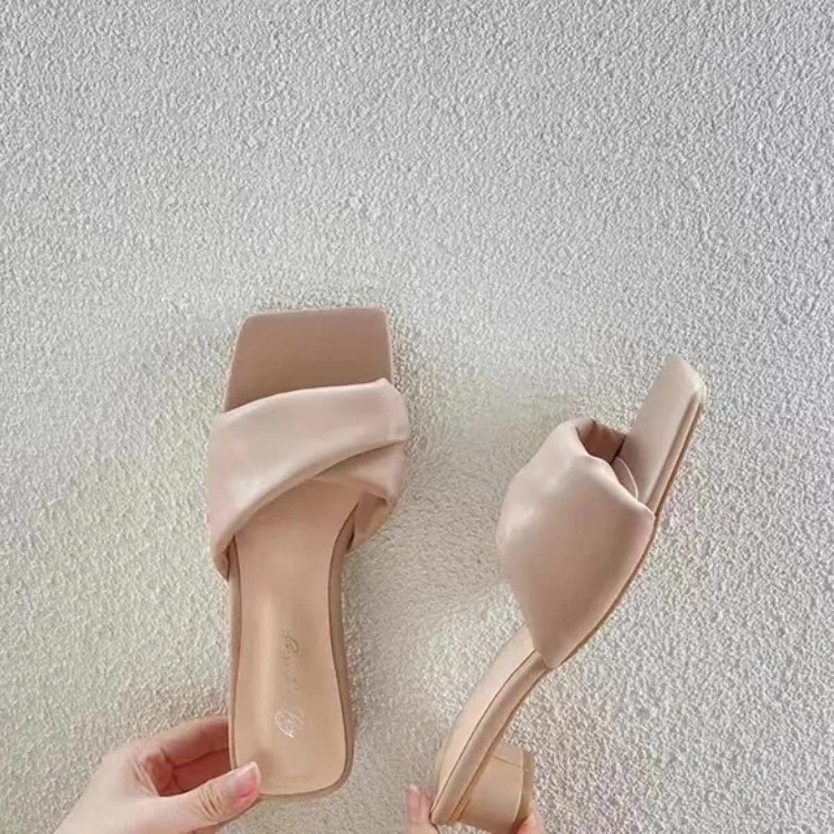 Pantofole da donna 2024 Estate nuove scarpe con tacco basso quadrato Fashion Brand Ladies eleganti diapositive sandali casual da