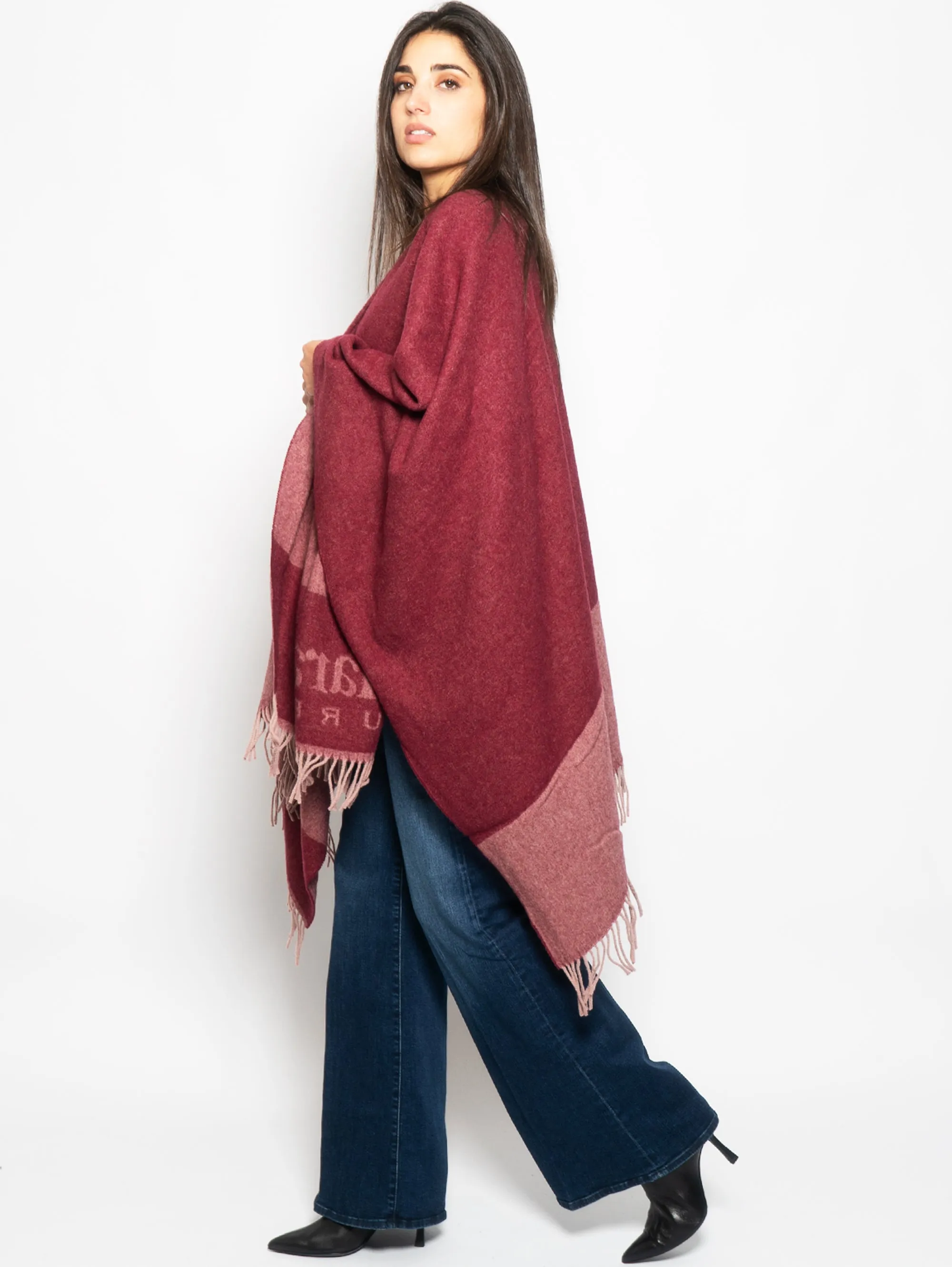 Poncho con Frange e Logo Jacquard Mattone