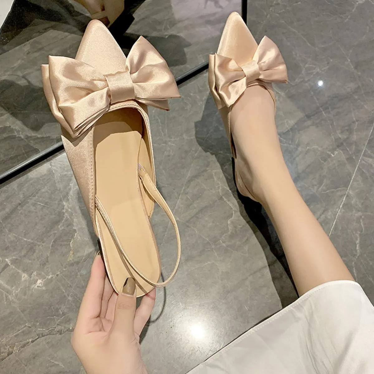 Scarpe da donna Europa 2022 estate nuova moda fiocco in seta punto semplice due indossare sandali alla moda con tacco quadrato s