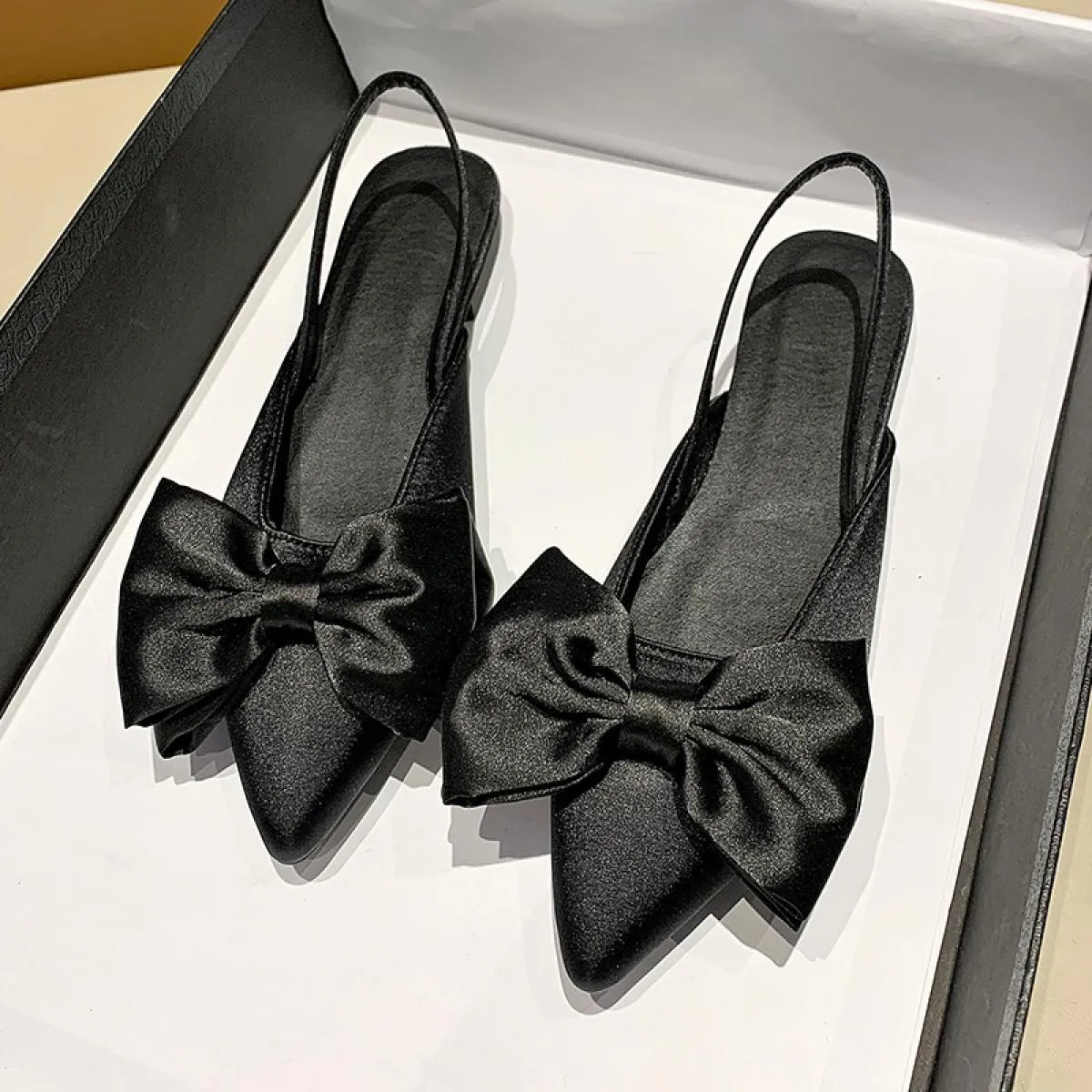 Scarpe da donna Europa 2022 estate nuova moda fiocco in seta punto semplice due indossare sandali alla moda con tacco quadrato s