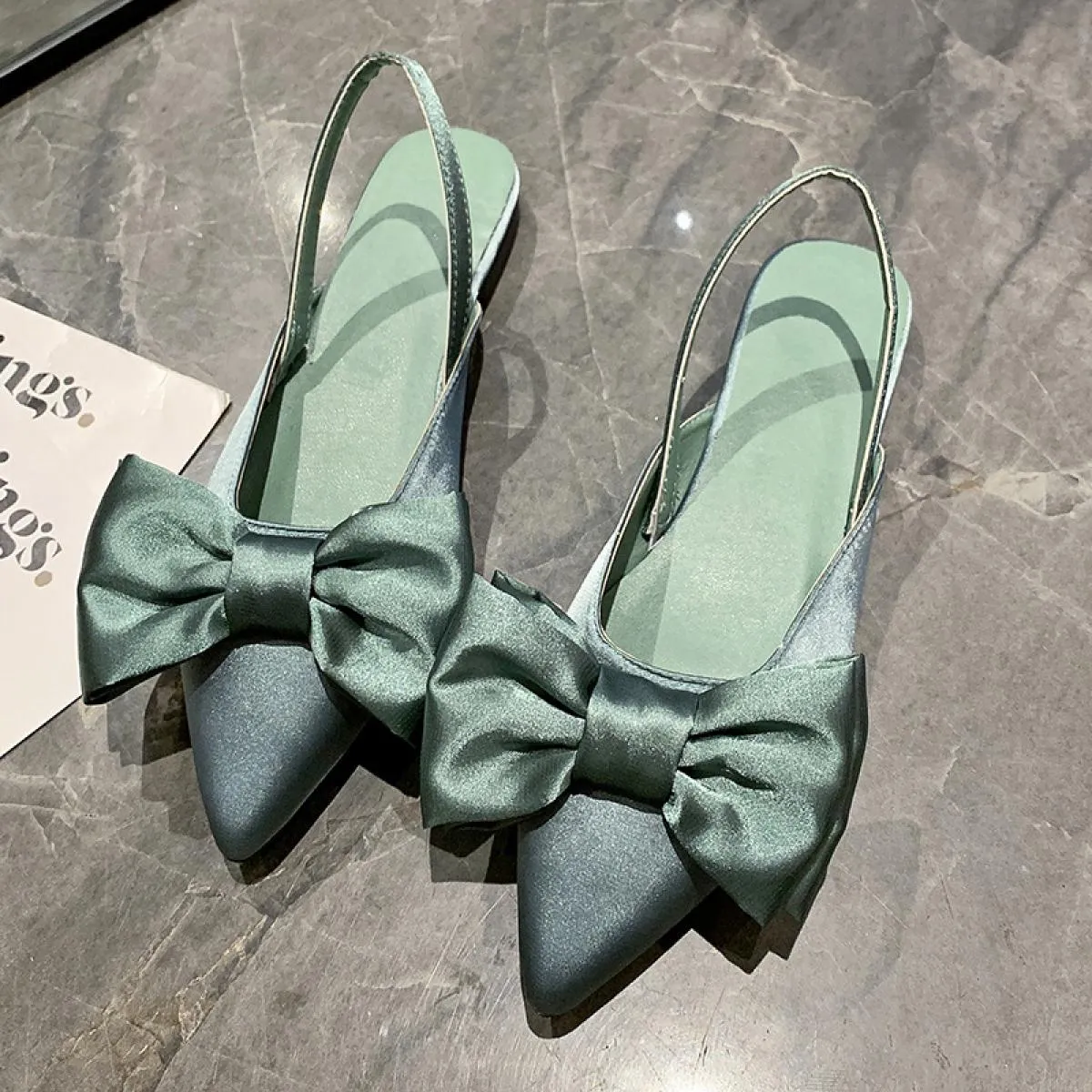 Scarpe da donna Europa 2022 estate nuova moda fiocco in seta punto semplice due indossare sandali alla moda con tacco quadrato s
