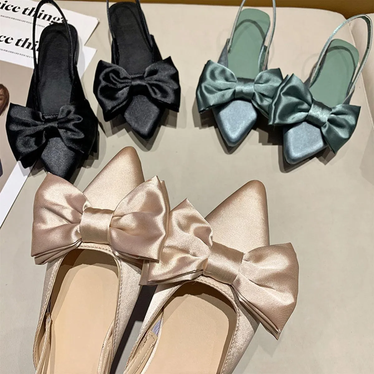 Scarpe da donna Europa 2022 estate nuova moda fiocco in seta punto semplice due indossare sandali alla moda con tacco quadrato s