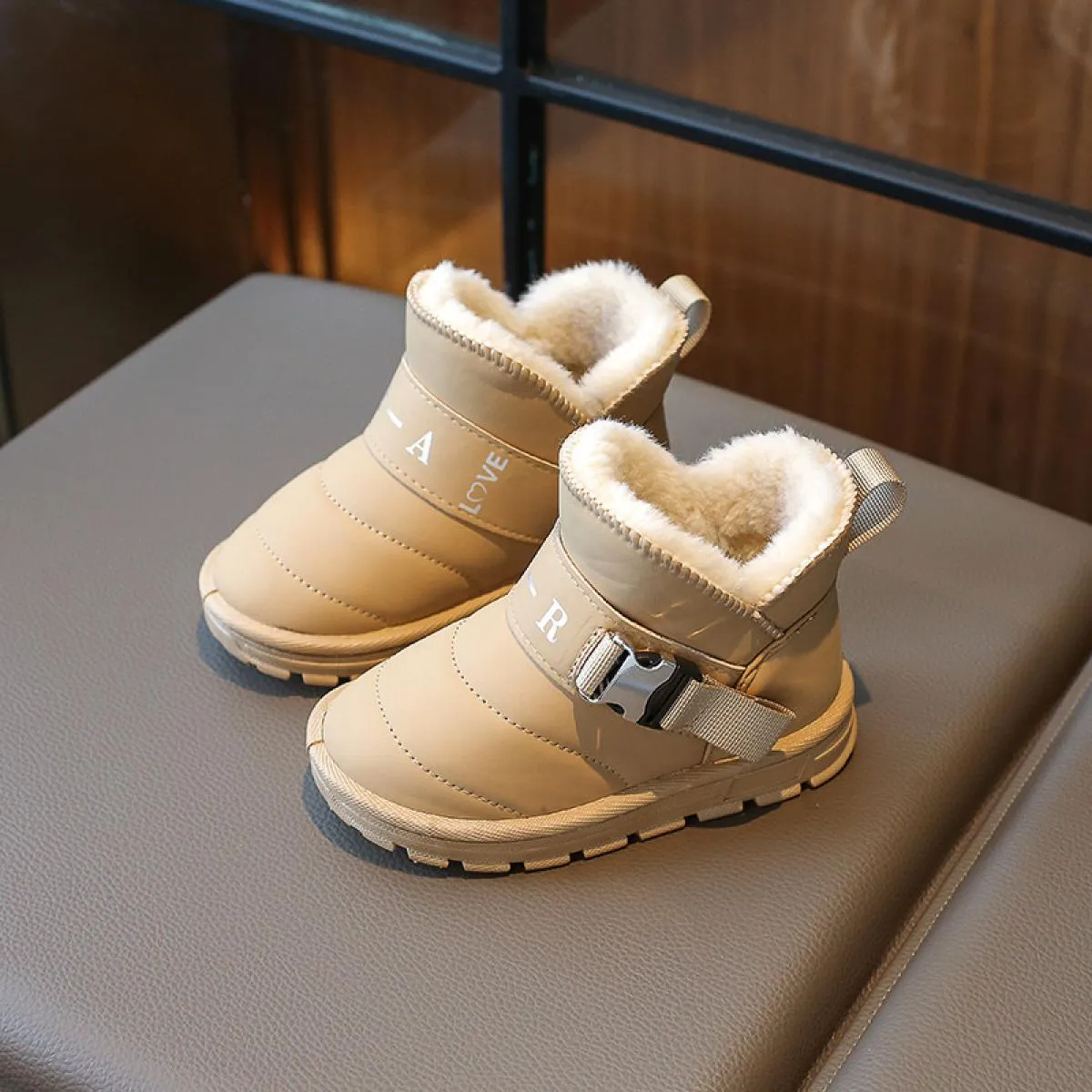 Scarpe invernali per bambini con fibbia in metallo Moda 2023 Stivali da neve per ragazze Stivali con plateau firmati piatti Scar