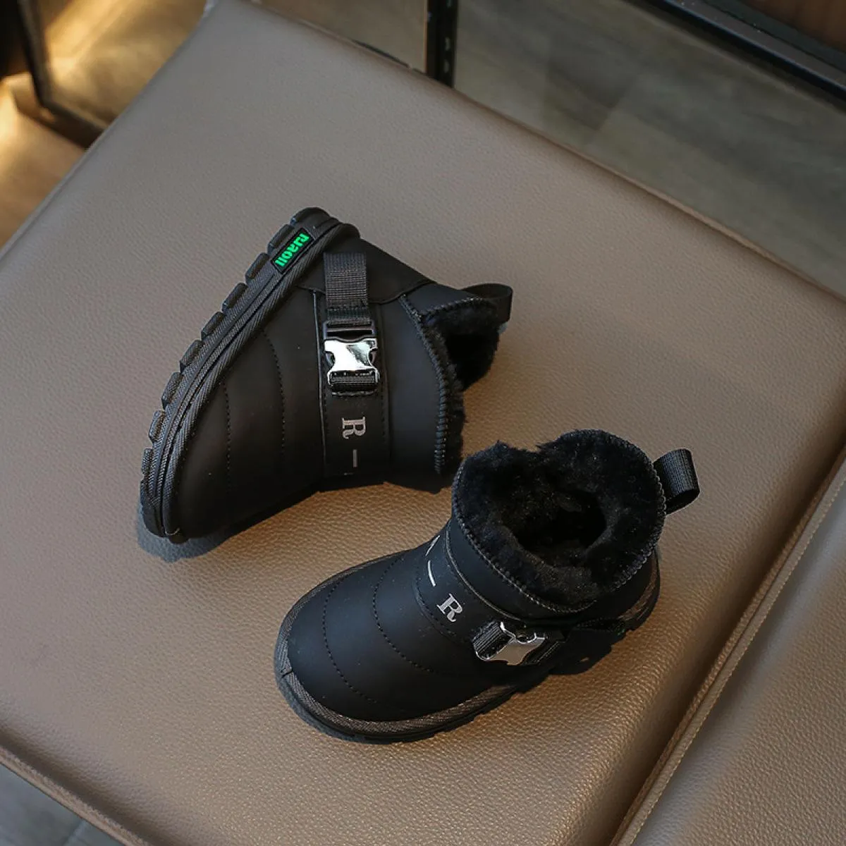 Scarpe invernali per bambini con fibbia in metallo Moda 2023 Stivali da neve per ragazze Stivali con plateau firmati piatti Scar