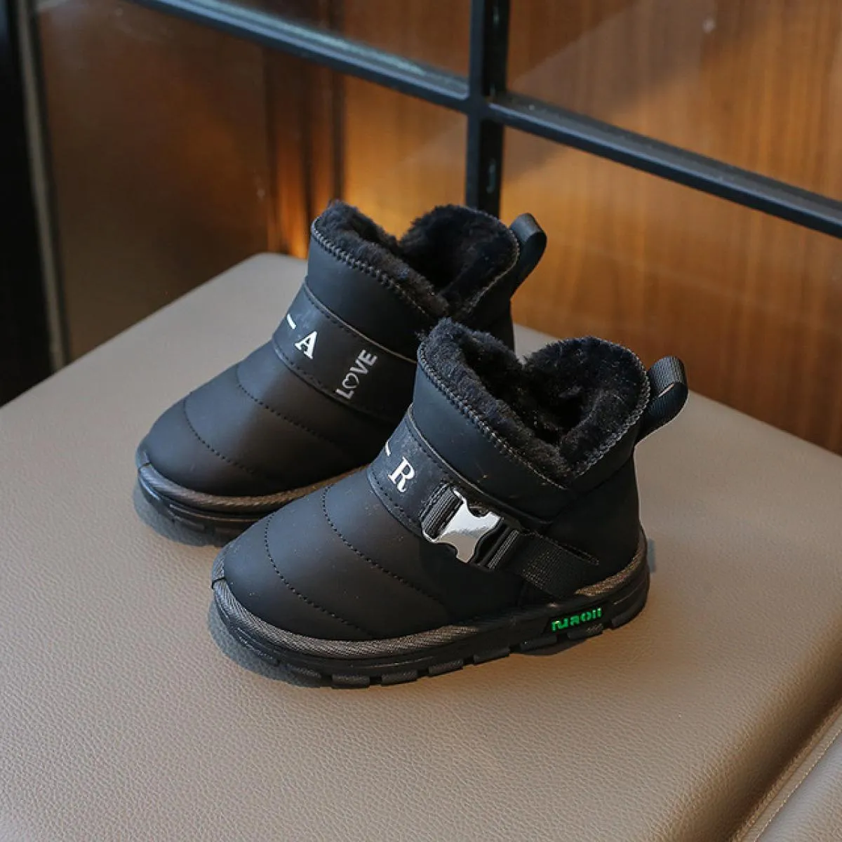 Scarpe invernali per bambini con fibbia in metallo Moda 2023 Stivali da neve per ragazze Stivali con plateau firmati piatti Scar