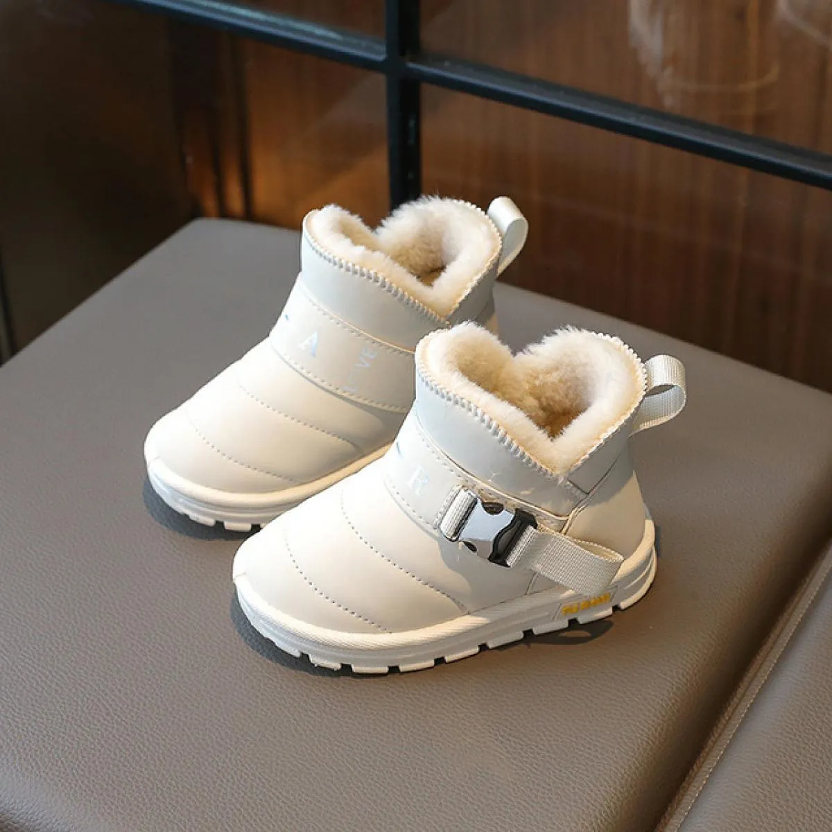 Scarpe invernali per bambini con fibbia in metallo Moda 2023 Stivali da neve per ragazze Stivali con plateau firmati piatti Scar