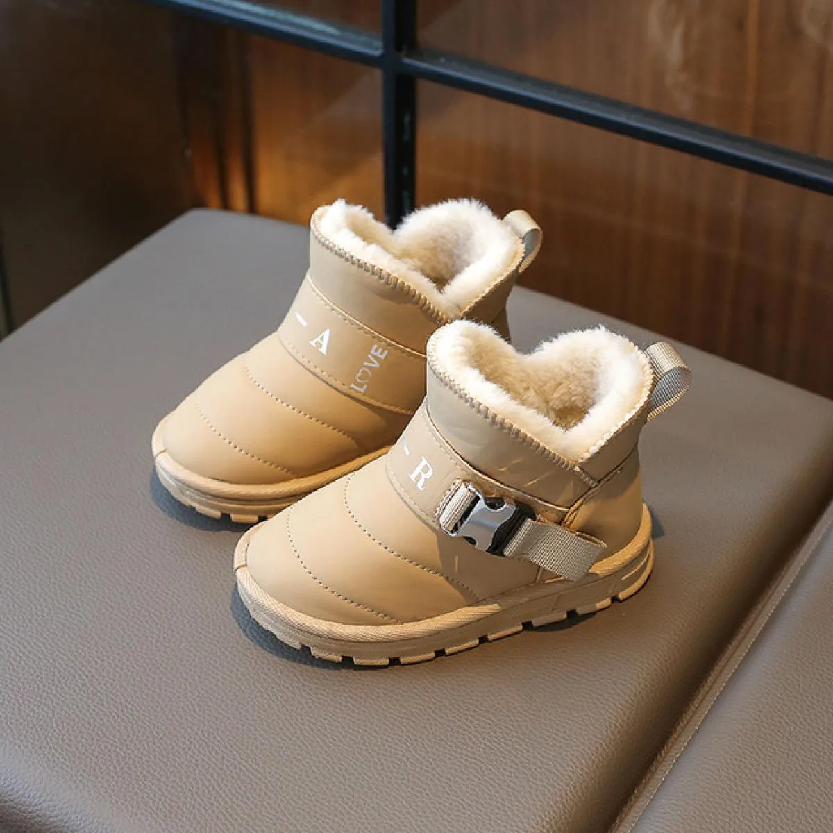 Scarpe invernali per bambini con fibbia in metallo Moda 2023 Stivali da neve per ragazze Stivali con plateau firmati piatti Scar