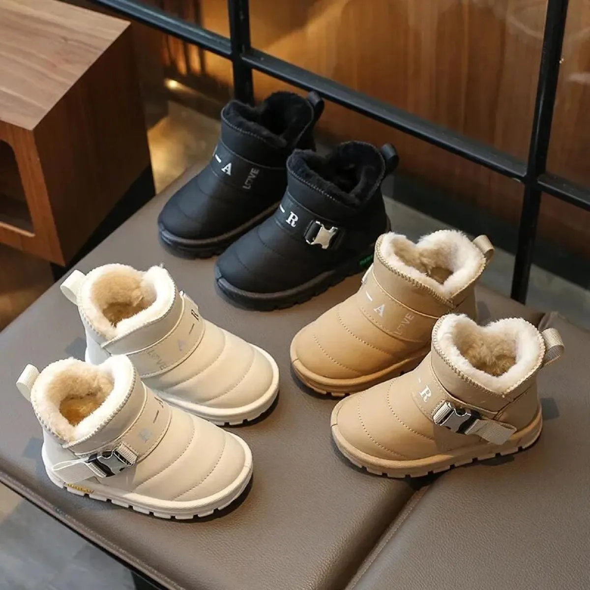 Stivali da neve per bambini 2024 Stivali invernali in peluche per ragazze dei ragazzi Pelliccia calda Scarpe per bambini Fibbia