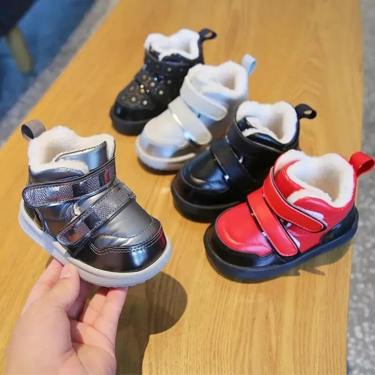Stivali per bambini nuove scarpe invernali in cotone 2024 ragazzi ragazze moda addensare stivali da neve caldi sneakers per bamb