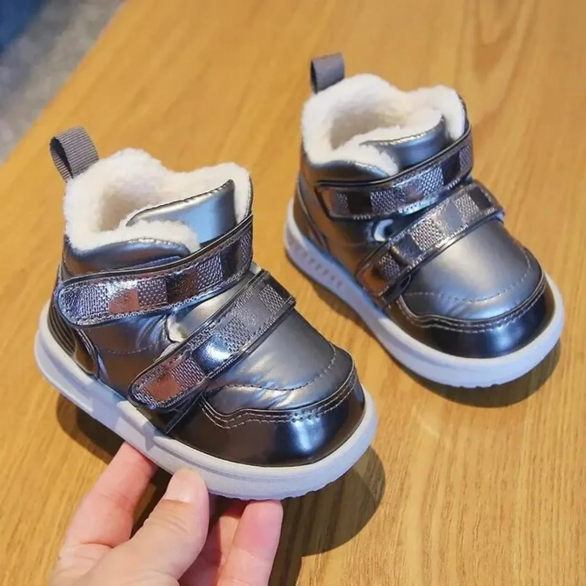 Stivali per bambini nuove scarpe invernali in cotone 2024 ragazzi ragazze moda addensare stivali da neve caldi sneakers per bamb