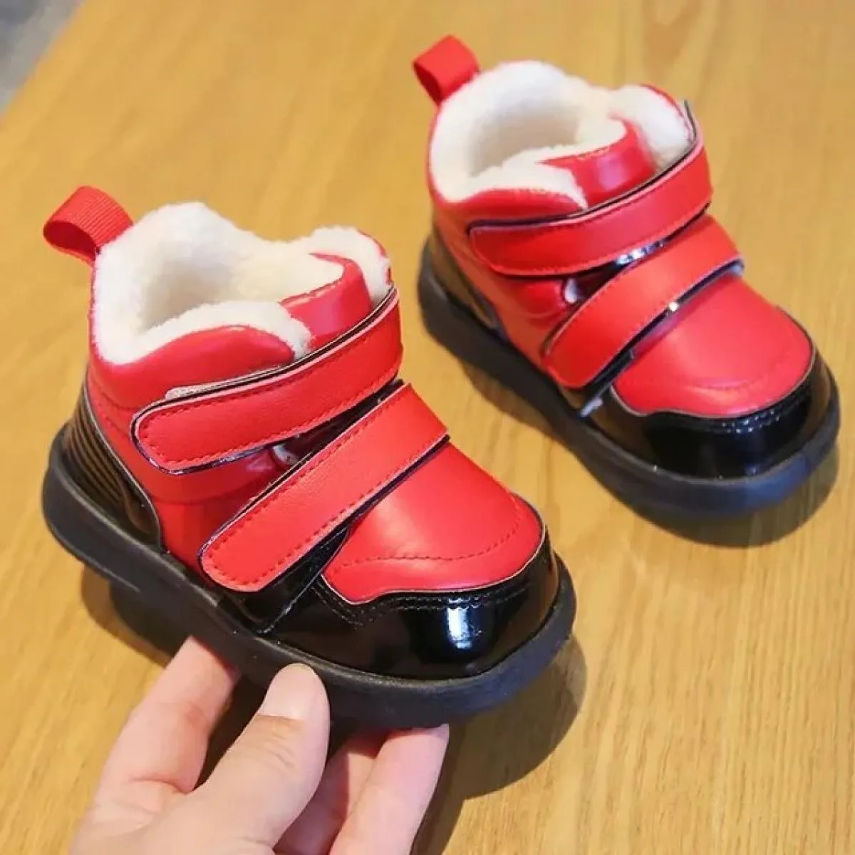 Stivali per bambini nuove scarpe invernali in cotone 2024 ragazzi ragazze moda addensare stivali da neve caldi sneakers per bamb