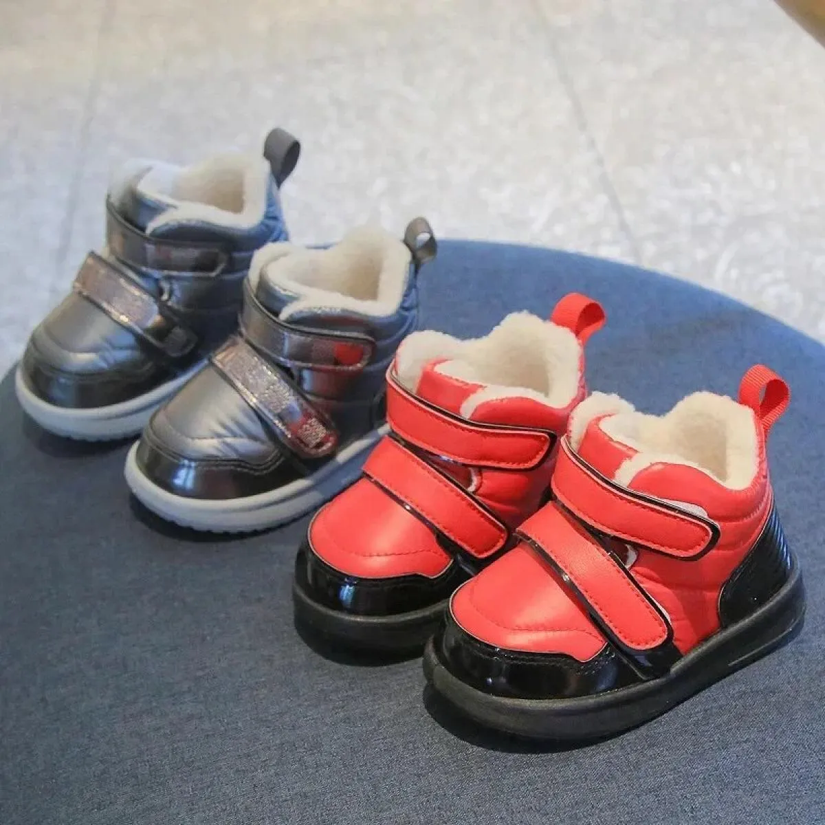 Stivali per bambini nuove scarpe invernali in cotone 2024 ragazzi ragazze moda addensare stivali da neve caldi sneakers per bamb