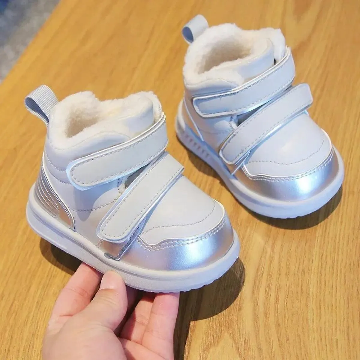 Stivali per bambini nuove scarpe invernali in cotone 2024 ragazzi ragazze moda addensare stivali da neve caldi sneakers per bamb