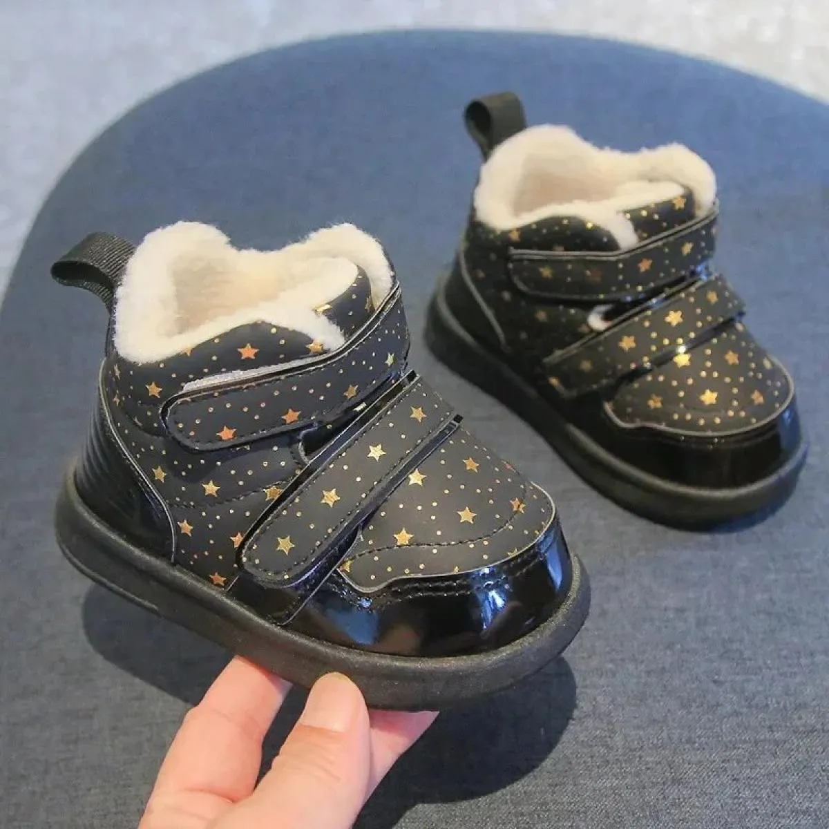 Stivali per bambini nuove scarpe invernali in cotone 2024 ragazzi ragazze moda addensare stivali da neve caldi sneakers per bamb
