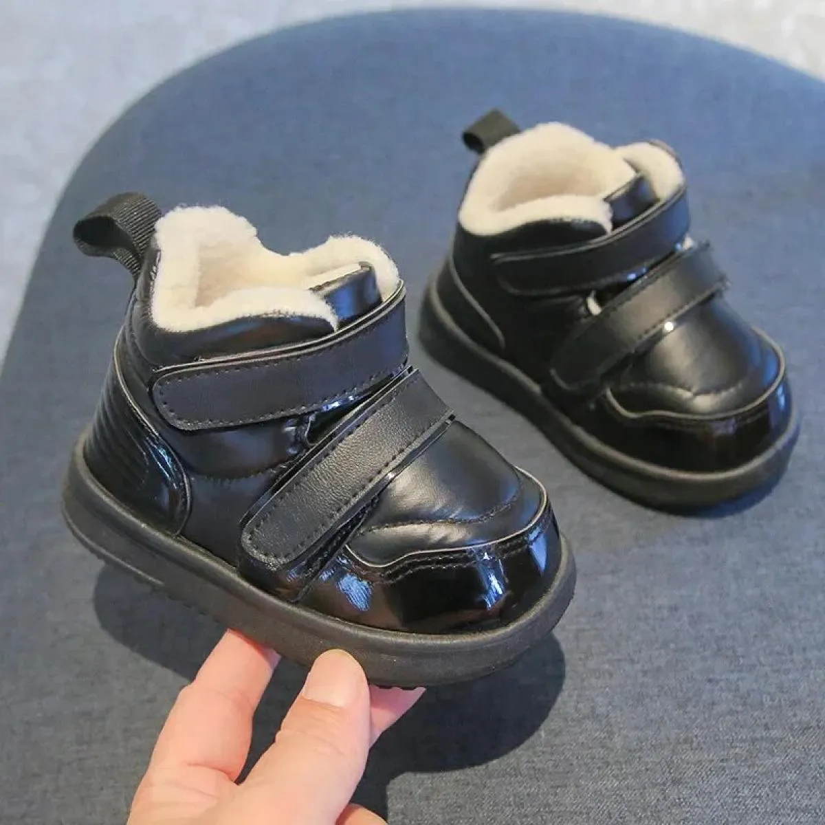 Stivali per bambini nuove scarpe invernali in cotone 2024 ragazzi ragazze moda addensare stivali da neve caldi sneakers per bamb