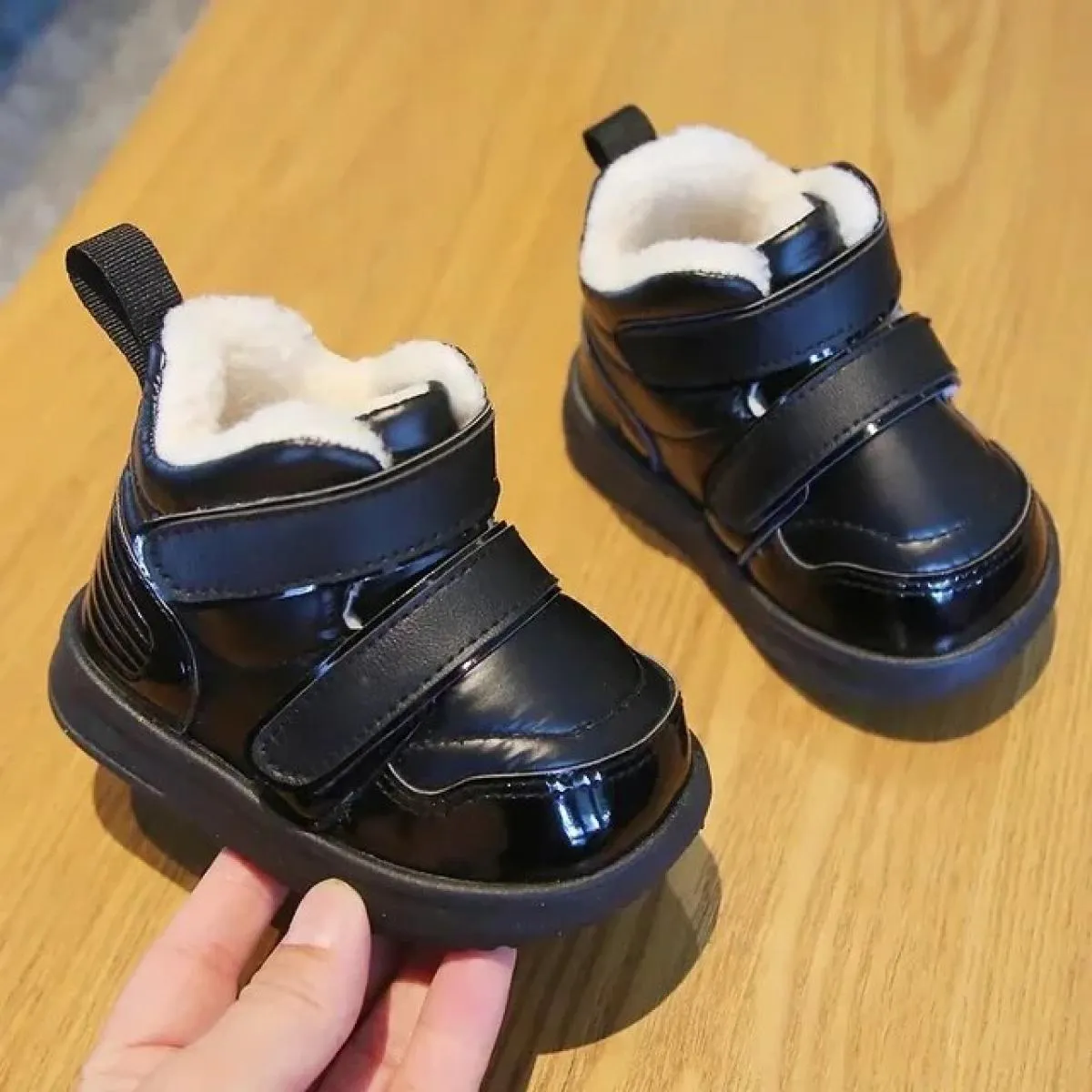 Stivali per bambini nuove scarpe invernali in cotone 2024 ragazzi ragazze moda addensare stivali da neve caldi sneakers per bamb