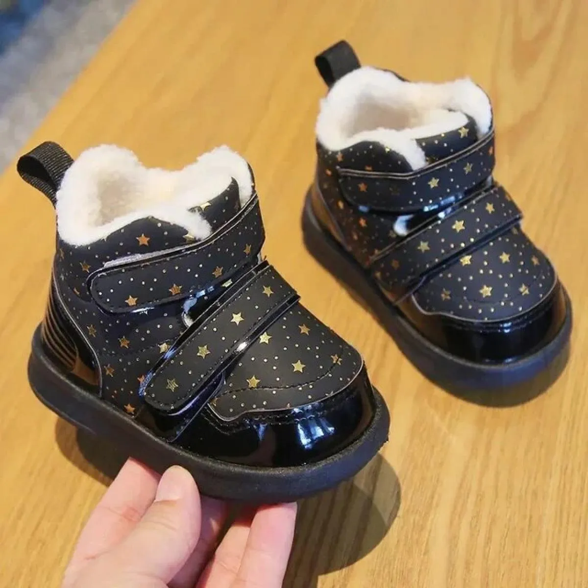 Stivali per bambini nuove scarpe invernali in cotone 2024 ragazzi ragazze moda addensare stivali da neve caldi sneakers per bamb