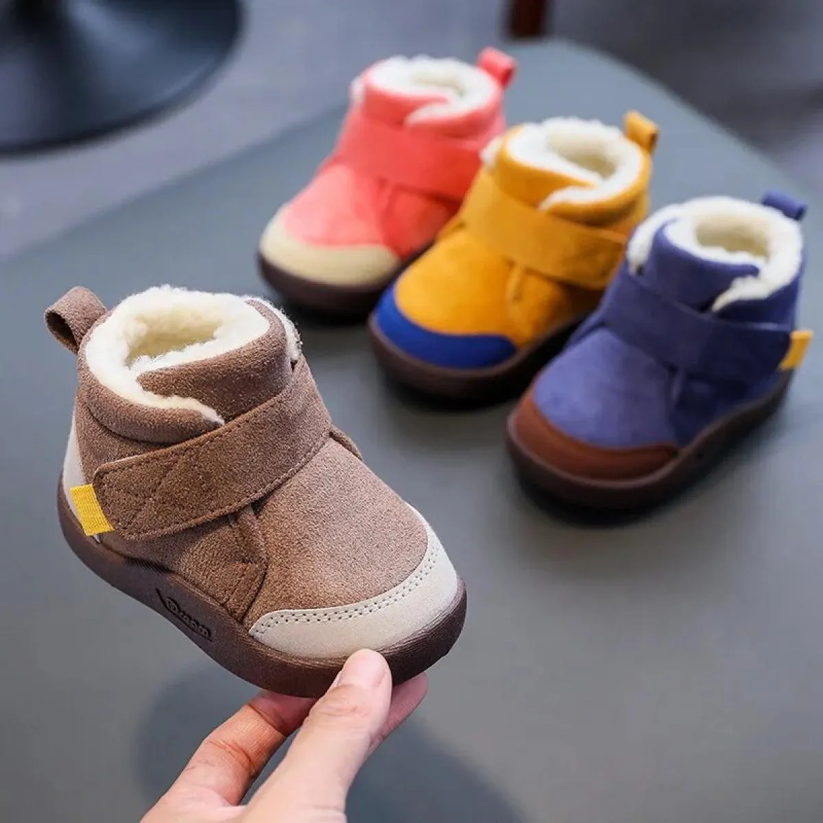 Stivali per bambini per bambini nuovi stivali da neve caldi invernali 2024 ragazzi ragazze peluche con fondo morbido scarpe per