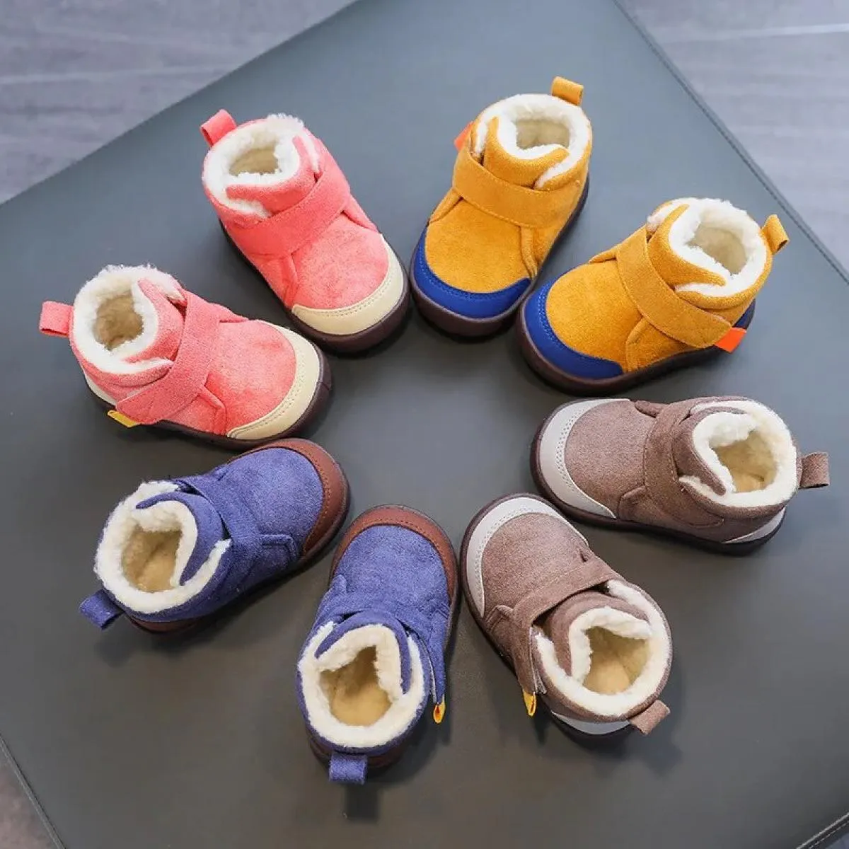Stivali per bambini per bambini nuovi stivali da neve caldi invernali 2024 ragazzi ragazze peluche con fondo morbido scarpe per