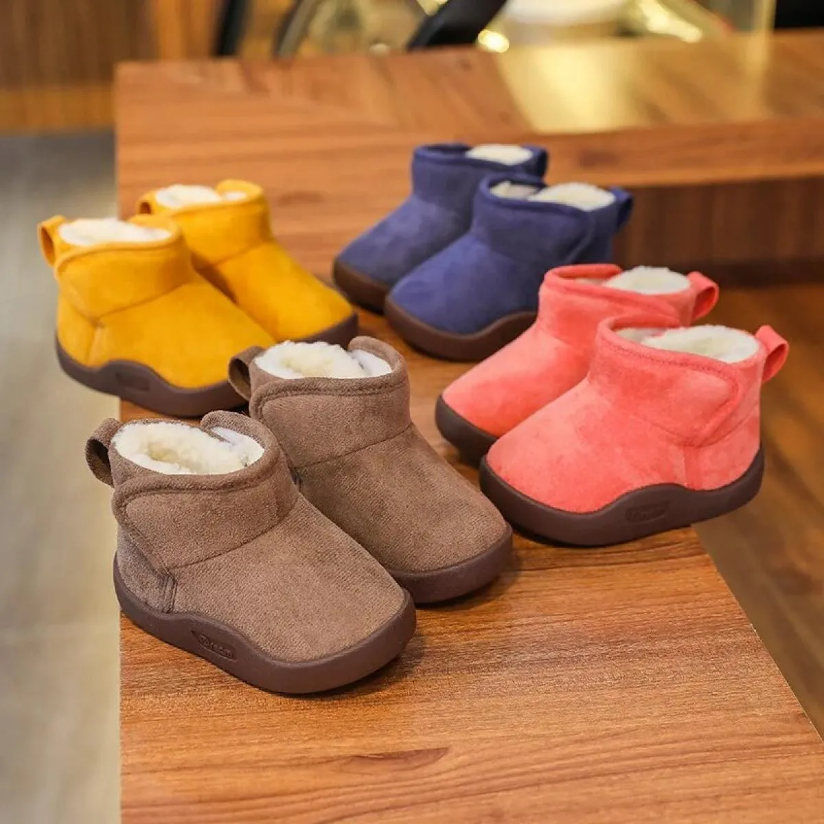 Stivali per bambini per bambini nuovi stivali da neve caldi invernali 2024 ragazzi ragazze peluche con fondo morbido scarpe per