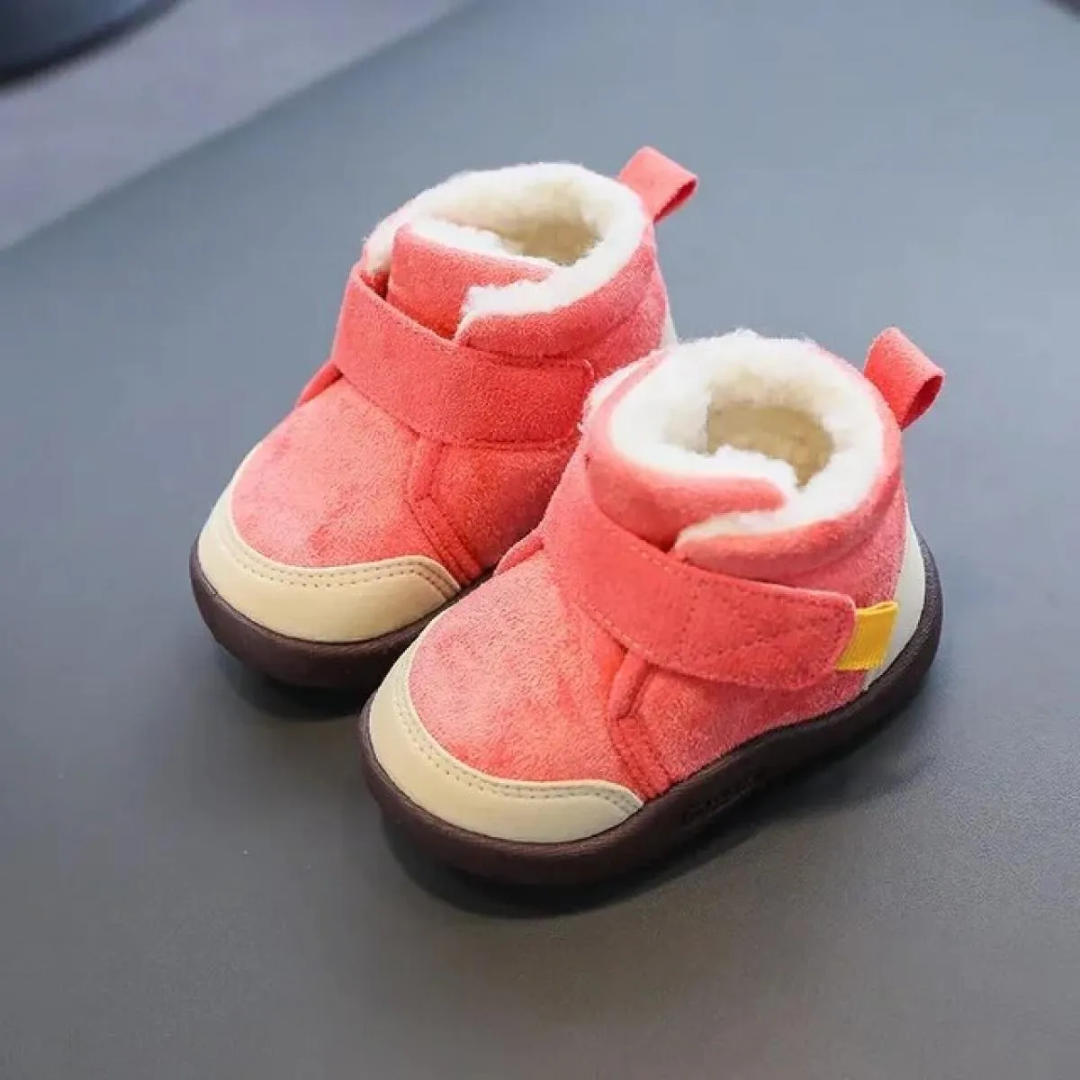 Stivali per bambini per bambini nuovi stivali da neve caldi invernali 2024 ragazzi ragazze peluche con fondo morbido scarpe per