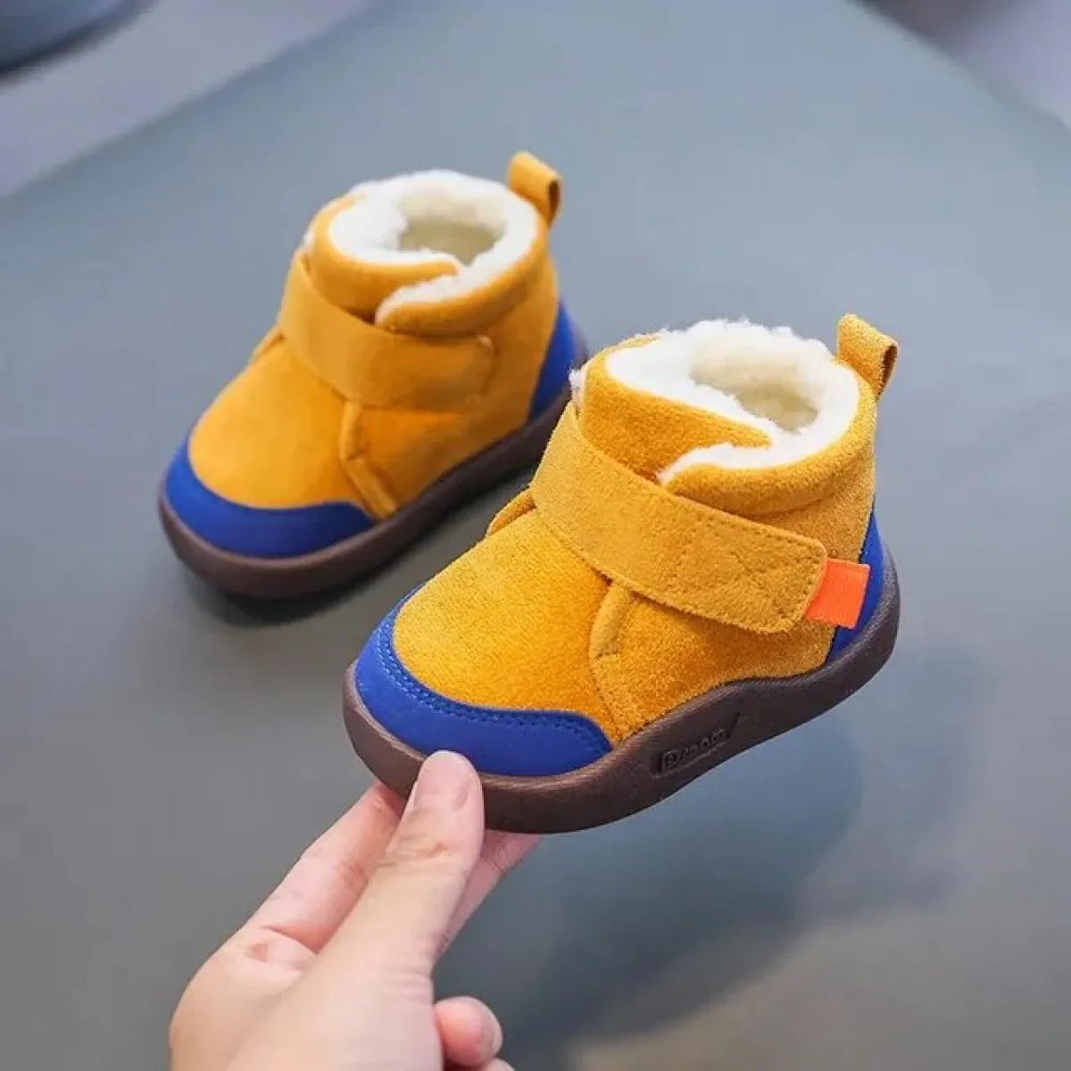 Stivali per bambini per bambini nuovi stivali da neve caldi invernali 2024 ragazzi ragazze peluche con fondo morbido scarpe per