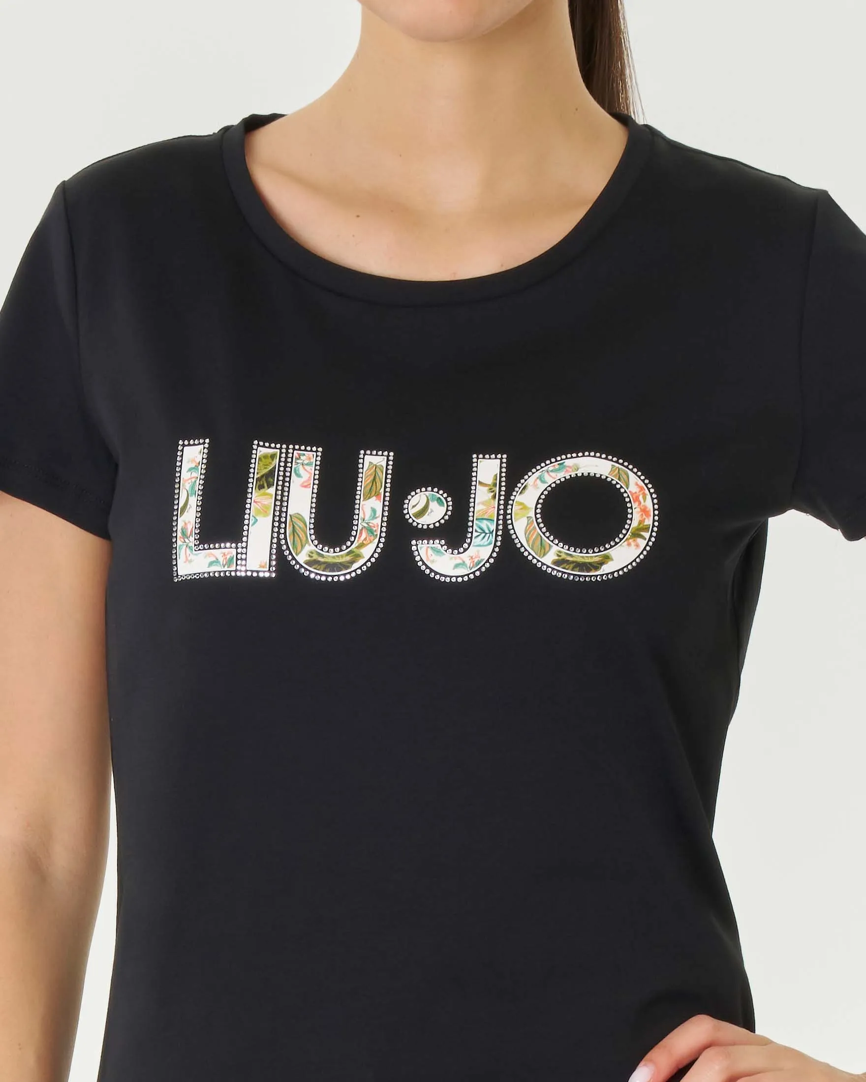T-shirt nera in cotone stretch con stampa maxi logo a fantasia tropicale con bordi in strass